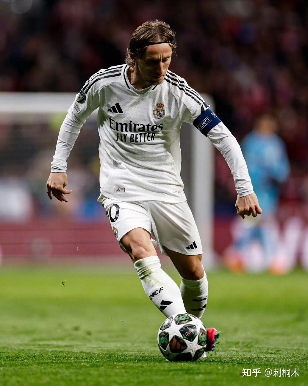 在今年新发布的中足联纪律道德准则里，“歧视”（包...