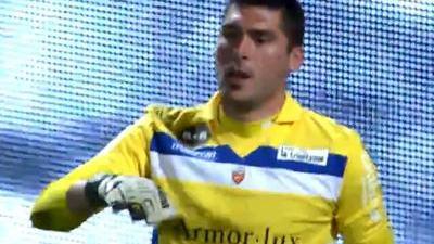 这雪有点大，欧冠赛前一名挪威记者在博德闪耀的球场边线处滑雪（欧冠赛前雪势凶猛，挪威记者在博德闪耀场边滑雪）