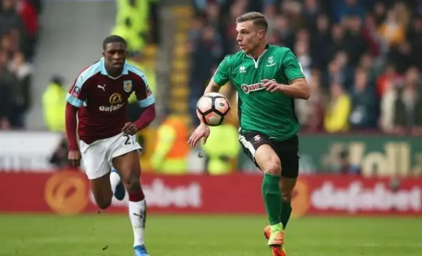 青岛记者：邵佳一大哥式的执教风格很适合当下中国足球的环境