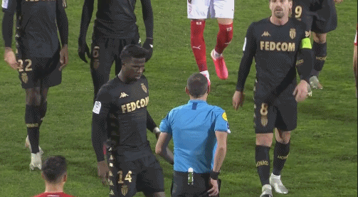 欧冠战报：西蒙屡献神扑，巴尔科拉中框，巴黎0-0闷平毕包（欧冠快讯：西蒙连番神扑，巴尔科拉中柱，巴黎与毕包0-0收场）